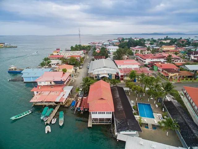 Vista aérea de construções coloridas à beira-mar e píeres em Bocas del Toro.