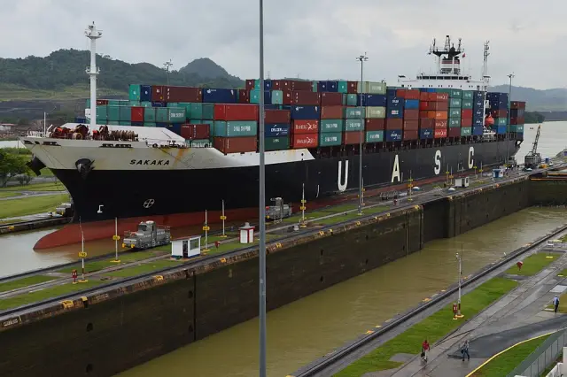 Um navio porta-contêineres dentro de uma eclusa de Miraflores.