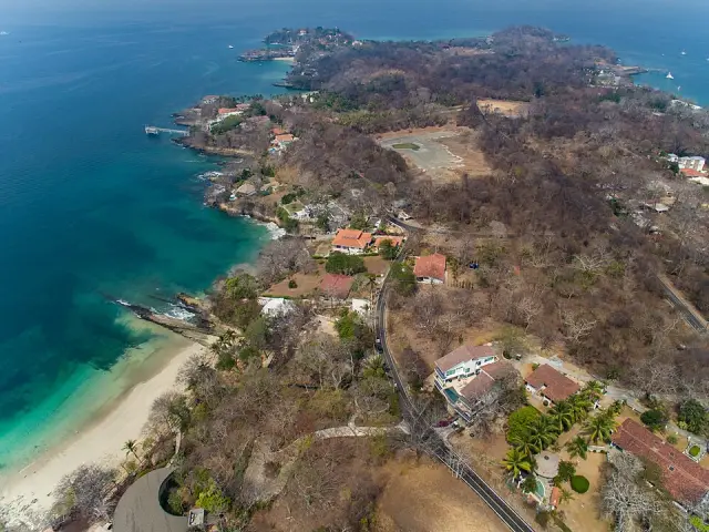 Vista aérea do litoral de Contadora, com praias, casas e água turquesa.