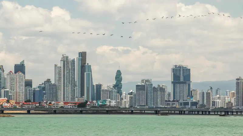Arranha-céus da Cidade do Panamá vistos do outro lado da baía.