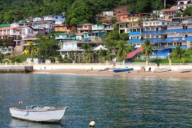 Casas coloridas na encosta de Taboga, acima da praia e de pequenos barcos.
